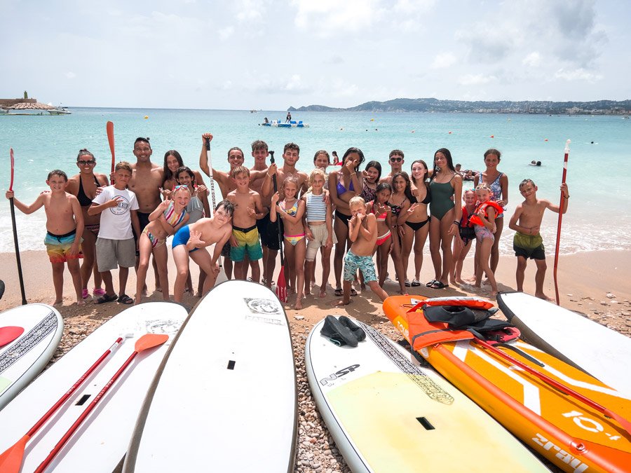 Ninos en paddlesup en el campamento de verano en Javea de Indomove Acacdemy